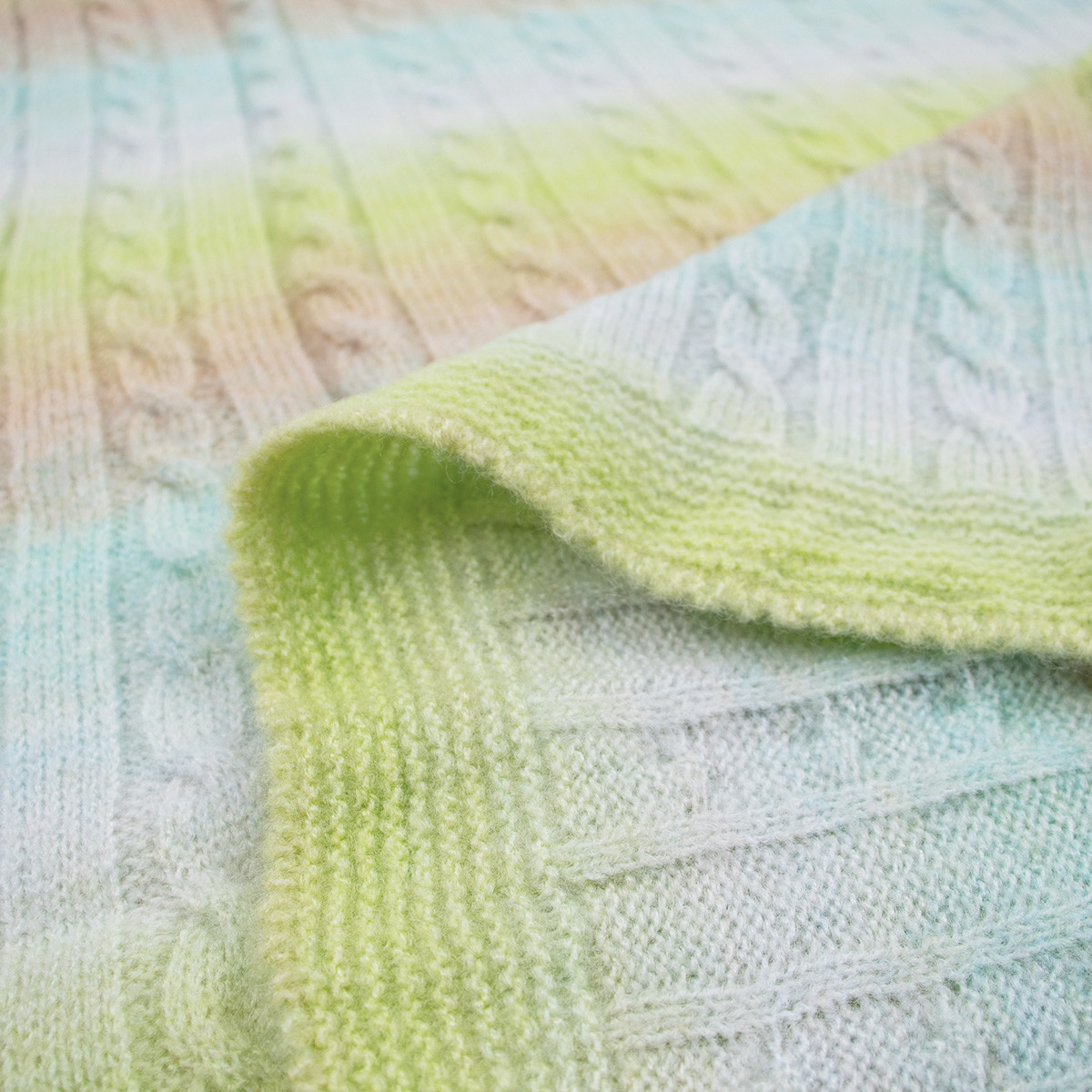 Бебешко одеало от плетиво в зелено и синьо 90/70 см.